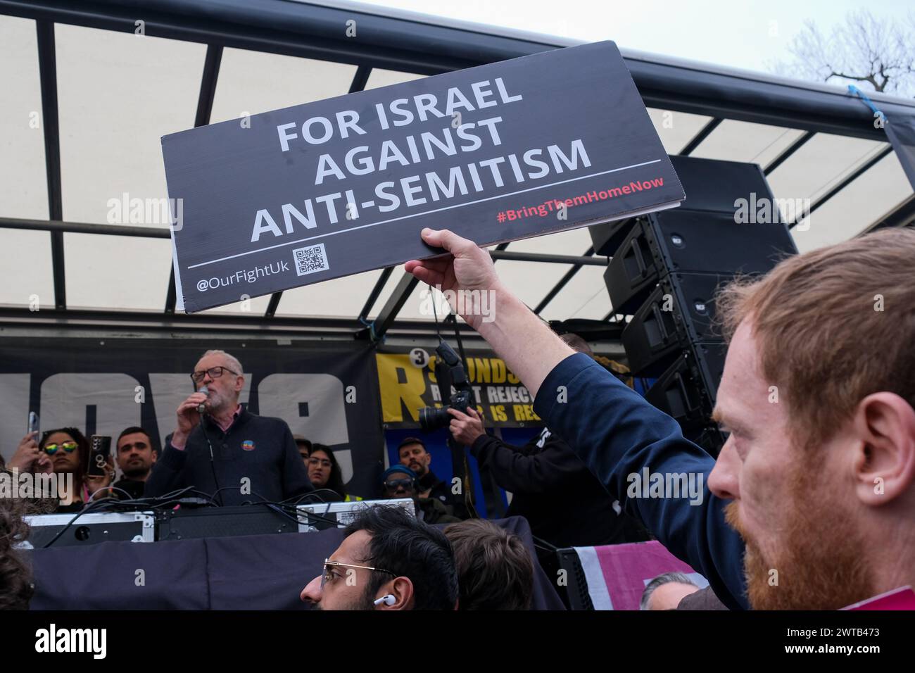 Londres, Royaume-Uni, 16 mars 2024. Un partisan pro-israélien proteste alors que Jeremy Corbyn parle. Des centaines de militants de la manifestation contre le racisme Stop the Hate ont marché sur Whitehall pour l'événement House Not Hate dance. Les manifestations organisées pour la Journée annuelle contre le racisme ont été organisées par Stand Up to Racism with R3 Soundsystem, le Congrès des syndicats (TUC), les syndicats et les groupes confessionnels. Crédit : onzième heure photographie/Alamy Live News Banque D'Images