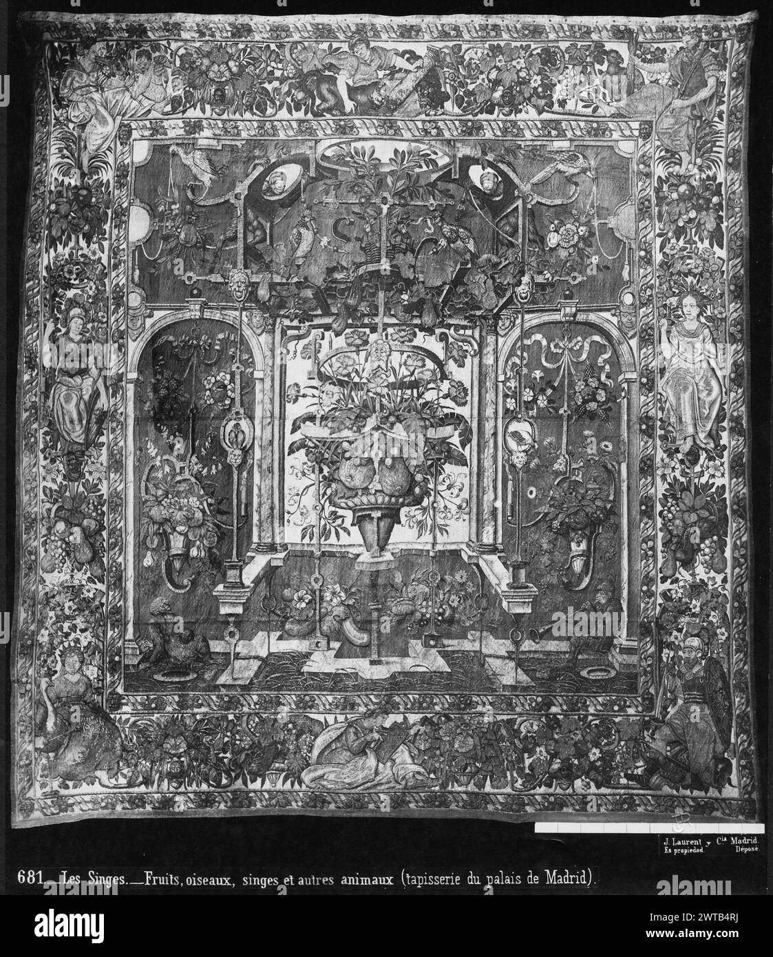 Singes jouant de la clarinette. Vredeman de Vries, Hans (Netherlandish (before 1600) - North Netherlands, 1527-CA.1604) (dessinateur, attr.) [Peintre] c. 1550-1560 tapisserie dimensions : H 350 x l 330 cm tapisserie matériaux/techniques : laine et soie ; fil métallique (or) ; fil métallique (argent) culture : Centre de tissage flamand : Bruxelles historique de propriété : inventaire de Carlos II (1701-1703). Inventaire de Carlos III (1788). Inventaire de Fernando VII (1834). Espagne, Madrid, Palacio Real de Madrid, accno. A. 258-7489. Singe jouant de la clarinette, assis sous la tonnelle centrale, un autre singe est assis en travers, 2 mois Banque D'Images