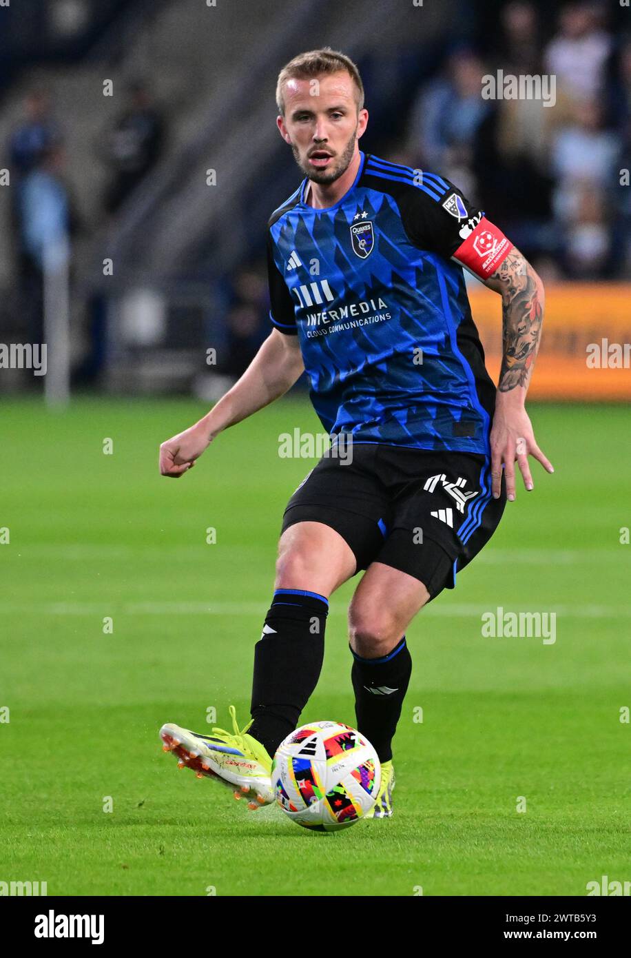 Kansas City, États-Unis. 16 mars 2024. San Jose Earthquakes milieu de terrain Jackson Yueill (14 ans) passe. Le Sporting KC a accueilli San Jose lors d'un match de football de la Ligue majeure au stade Children's Mercy Park de Kansas City, Kansas, le samedi 16 mars 2024. (Photo de Tim Vizer/Sipa USA) crédit : Sipa USA/Alamy Live News Banque D'Images