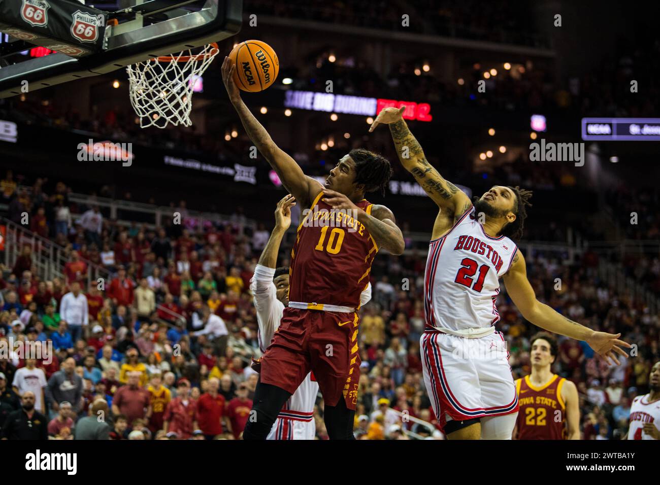 Kansas City, Missouri, États-Unis. 16 mars 2024. ISU (10) G Keshon Gilbert dresse un panier de deux points contre Houston.2024 Phillips 66 Big 12 match du championnat de basket-ball masculin. (Crédit image : © James Leyva/ZUMA Press Wire) USAGE ÉDITORIAL SEULEMENT! Non destiné à UN USAGE commercial ! Banque D'Images