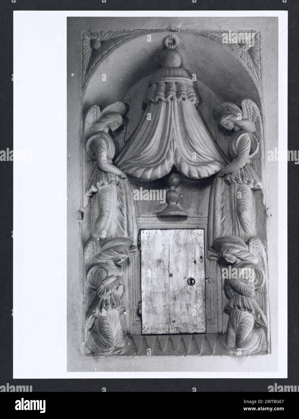Lazio Latina Sonnino S. Michele7. Hutzel, Max 1960-1990 médiéval : photographié lors de la restauration ; architecture, sculpture architecturale (11-14ème siècle) ; bougies pascal (11ème siècle) ; crucifix en bois peint (14ème siècle) objet Notes : TCI mentionne le travail du 13ème siècle de Madone et enfant au-dessus de l'autel principal ; enlevé lors de la restauration? Photographe et érudit d'origine allemande Max Hutzel (1911-1988) photographié en Italie du début des années 1960 jusqu'à sa mort. Le résultat de ce projet, désigné par Hutzel comme Foto Arte Minore, est une documentation approfondie du développement historique de l'art en Italie jusqu'à Banque D'Images