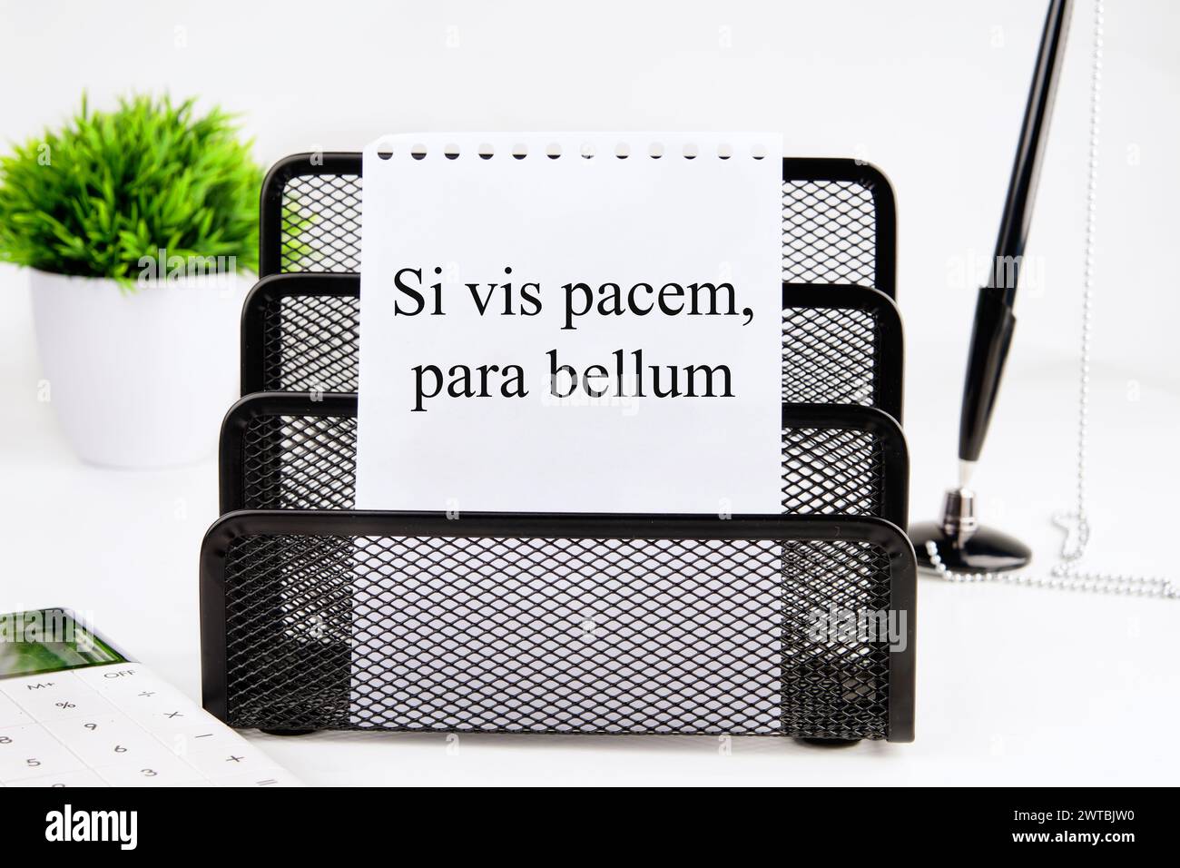 Si vis pacem, para bellum. Phrase latine signifiant si vous voulez la paix, préparez-vous à la guerre. sur une feuille blanche d'un cahier dans un support noir. Photo conceptuelle Banque D'Images