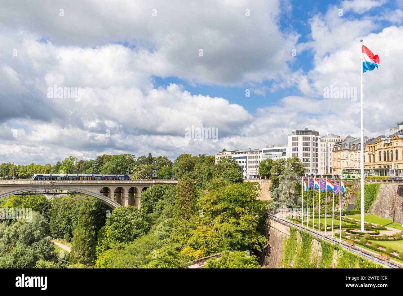 Drapeau national sur la place de la Constitution à Luxembourg Banque D'Images