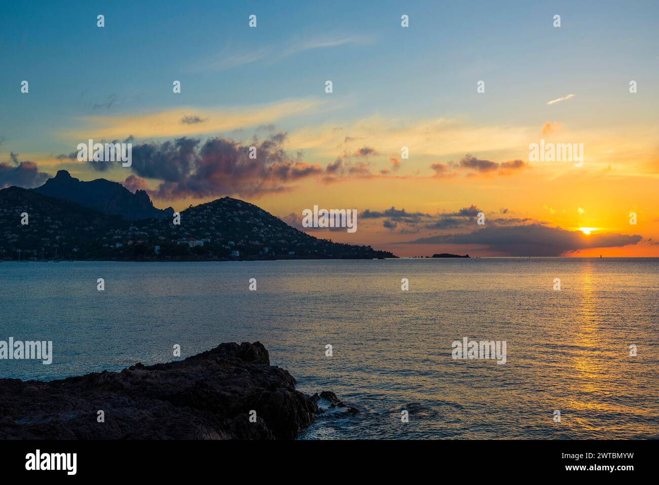 Cap du Dramont, Sunrise, massif de l'Estérel, montagnes de l'Estérel, Département du Var, région Provence-Alpes-Côte d'Azur, France Banque D'Images