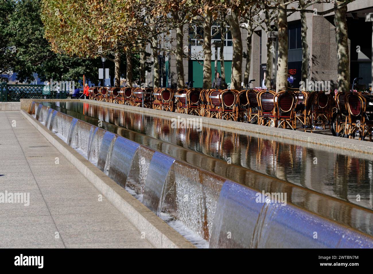 Zone d'eau calme à côté d'une terrasse extérieure avec chaises, Manhattan, New York City, États-Unis, Amérique du Nord Banque D'Images