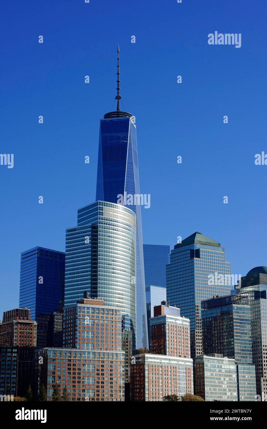 La façade moderne du One World Trade Centre avec les bâtiments environnants, sur l'East River, Manhattan, Brooklyn, New York City, New York, ÉTATS-UNIS Banque D'Images