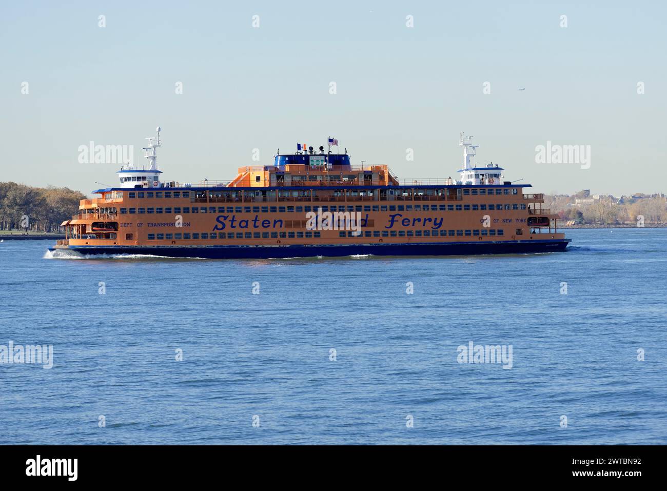 Le ferry de Staten Island sur l'eau par temps ensoleillé et ciel bleu, Manhattan, Down Town, New York City, New York, États-Unis, Amérique du Nord Banque D'Images
