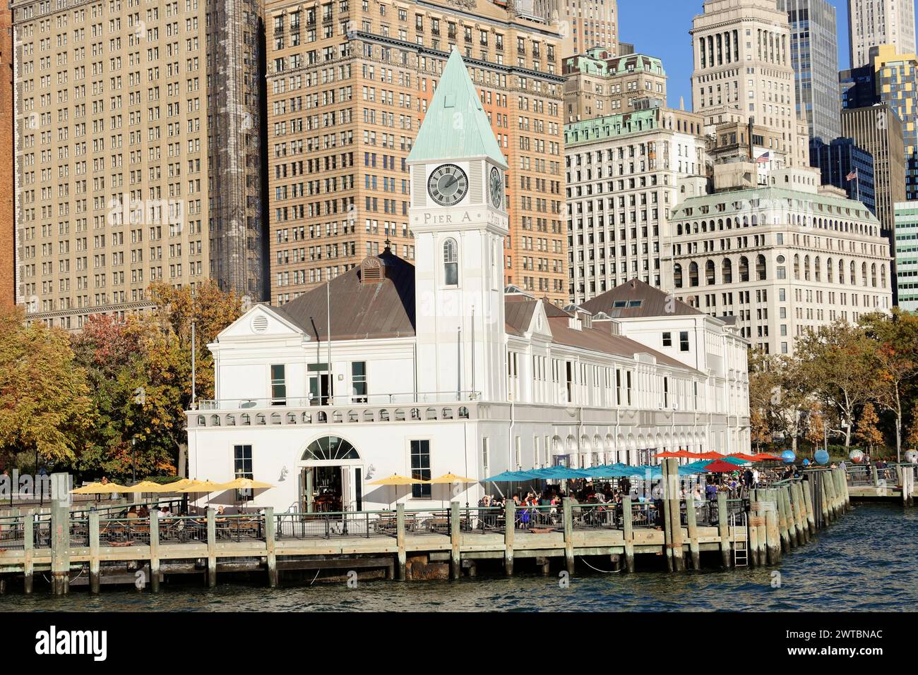 Pier A, un bâtiment historique en bord de mer avec des parasols colorés, sur l'East River, Manhattan, Brooklyn, New York City, New York, États-Unis, Amérique du Nord Banque D'Images