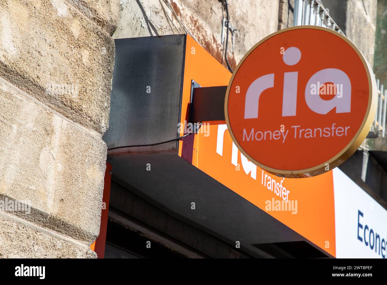 Bordeaux , France - 03 12 2024 : ria Money Transfer texte marque et signe logo mur agence façade transferts d'argent Banque D'Images