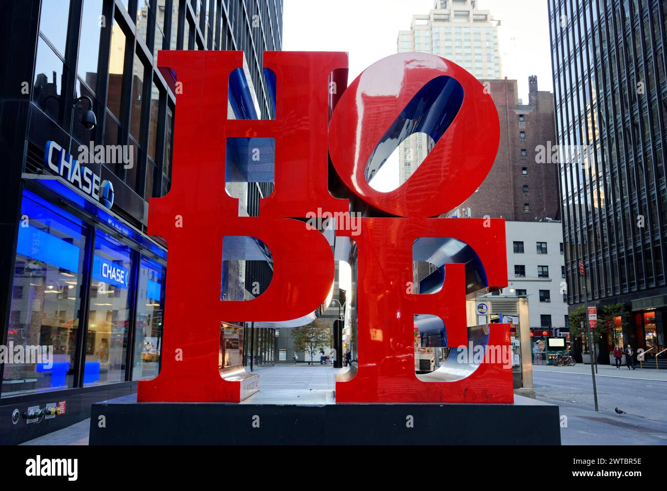 Grande sculpture rouge des lettres HOPE sur une place dans un environnement urbain, sur l'East River, Manhattan, Brooklyn, New York City, New York, ÉTATS-UNIS Banque D'Images