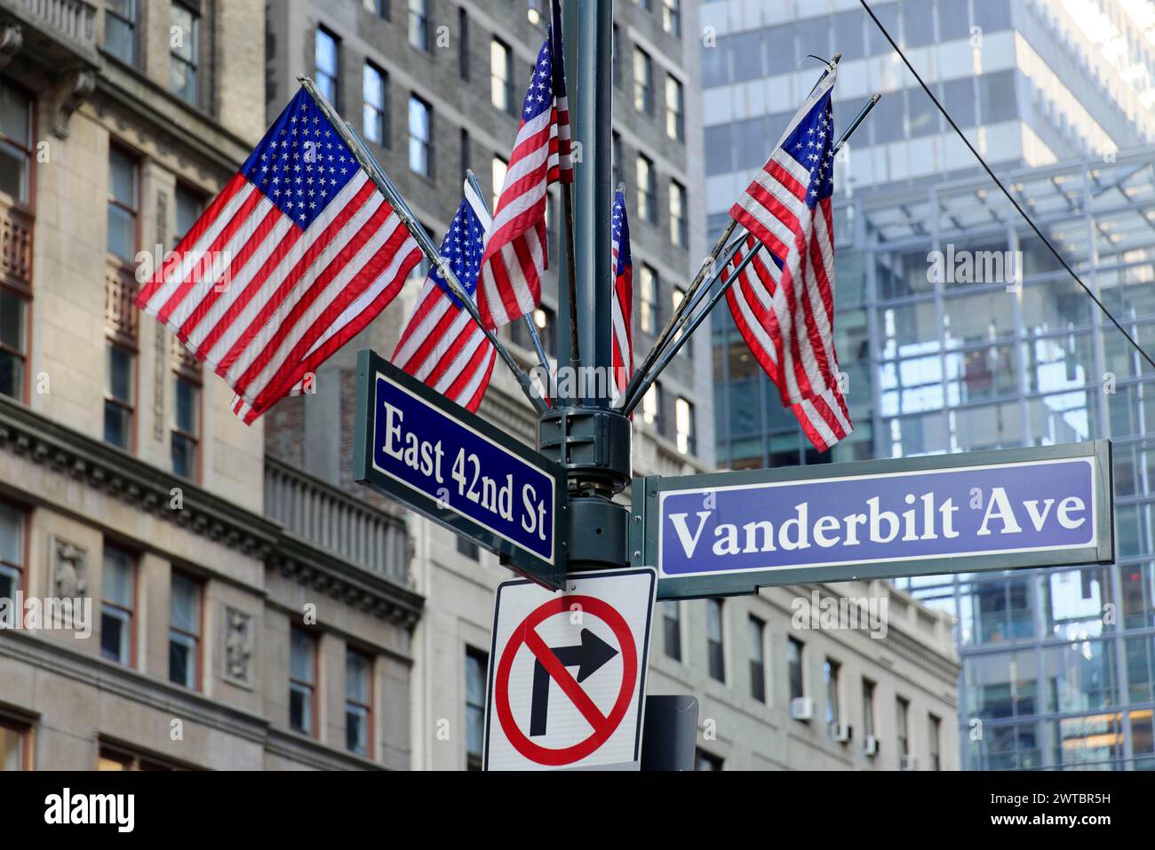 Panneau de rue à une intersection avec plusieurs drapeaux américains en arrière-plan, Manhattan, Brooklyn, New York City, New York, États-Unis, Amérique du Nord Banque D'Images