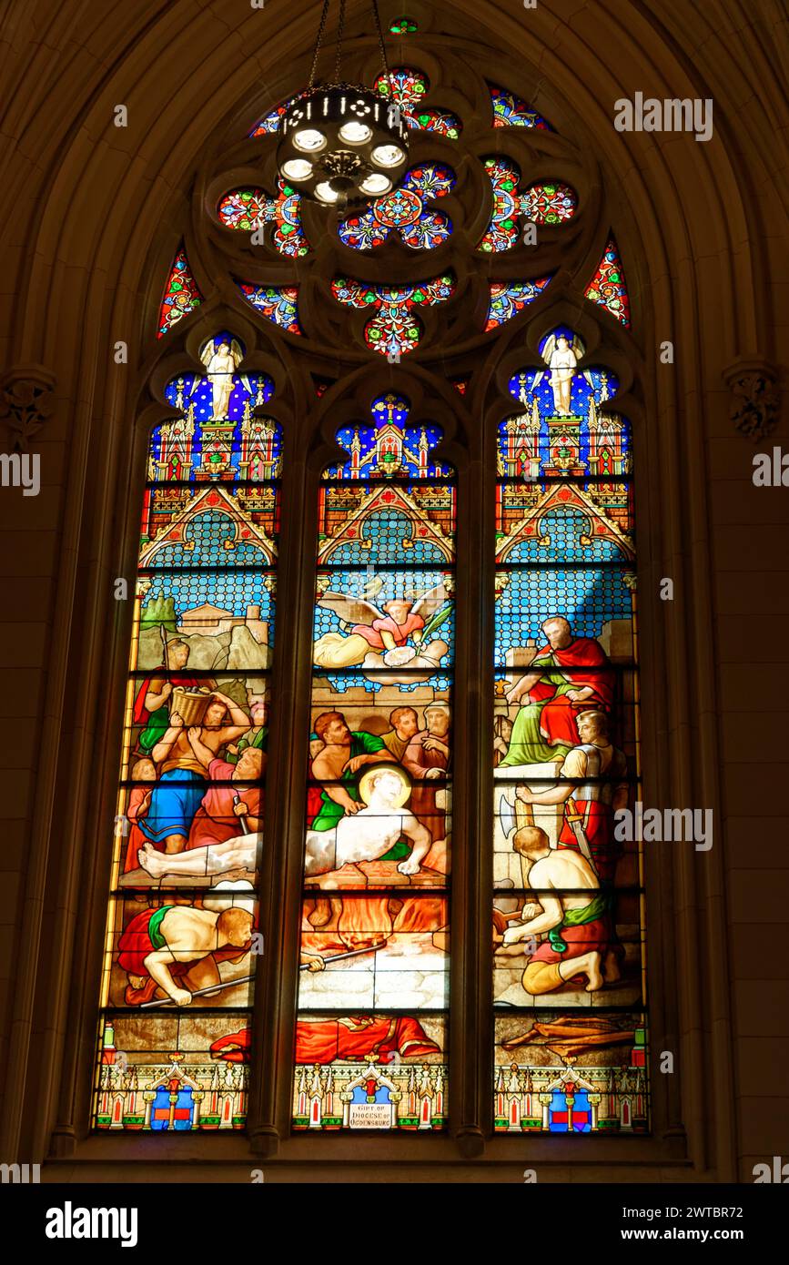 Saint Patricks Old Cathedral ou Old préparé Patricks, Lower Manhattan, Un vitrail détaillé représente une scène biblique aux couleurs intenses Banque D'Images