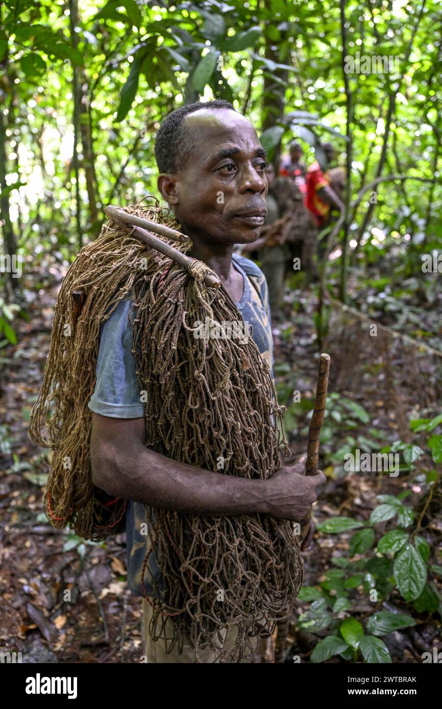 Pygmée du peuple Baka ou BaAka avec son filet de chasse, réserve spéciale de forêt dense de Dzanga-Sangha, préfecture de Sangha-Mbaere, Afrique centrale Banque D'Images