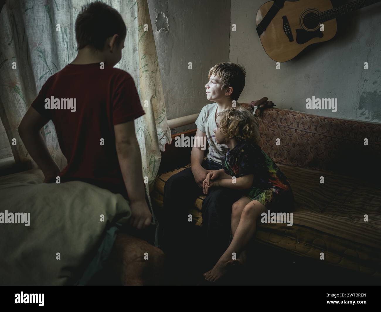 Sasha, 9 ans, Dima, 12 ans et Nastya, 5 ans. Ils vivent dans le village de Borshchivka, qui a été occupé par l'armée russe pour Banque D'Images