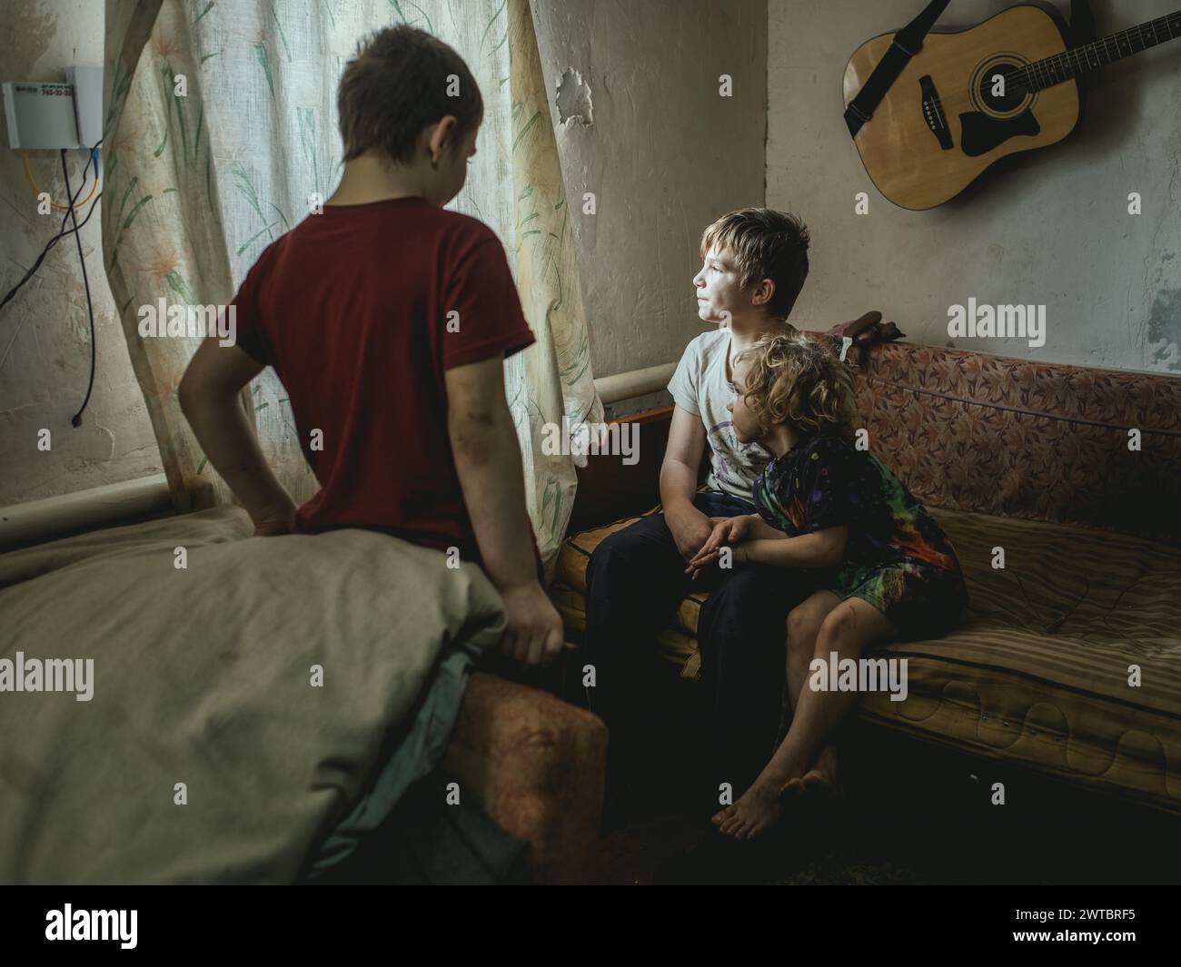 Sasha, 9 ans, Dima, 12 ans et Nastya, 5 ans. Ils vivent dans le village de Borshchivka, qui a été occupé par l'armée russe pour Banque D'Images