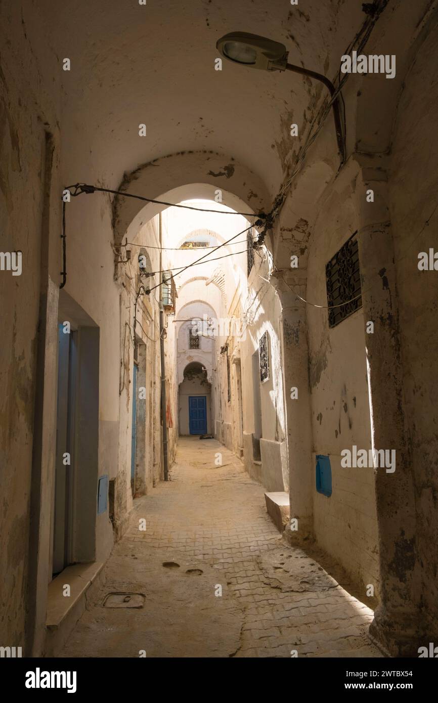 Vue verticale du couloir étroit de la vieille rue dans la médina de la vieille ville de Tunis pas de peuple (février-2024) Banque D'Images