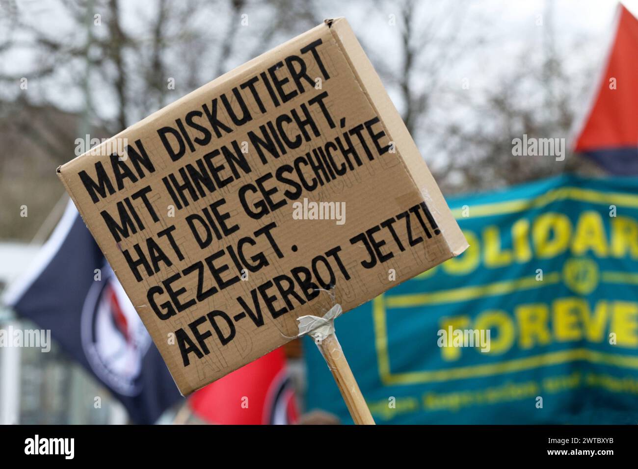 ZUSAMMEN GEGEN FASCHISMUS - Demo gegen Rechtsextremismus in Göttingen. DAS Bündnis gegen Rechts hatte zum zweiten mal zur démonstration aufgerufen, an der laut Polizeiangaben CA. 1,600 Personen teilgenommen haben - Gegen rechten Terror in Deutschland - Deutschland, GER, DEU, Allemagne, Göttingen, 16.03.2024 - Eine Vielzahl von Menschen demonstrieren in der Innenstadt von Göttingen gegen rechte Tendenzen in Deutschland. Hauptauslöser der zahlreichen Demonstrationen in ganz Deutschland gegen die AFD sind die Recherchen von CORRECTIV Recherchen für die Gesellschaft gemeinnützige GmbH. Demoschild : m Banque D'Images
