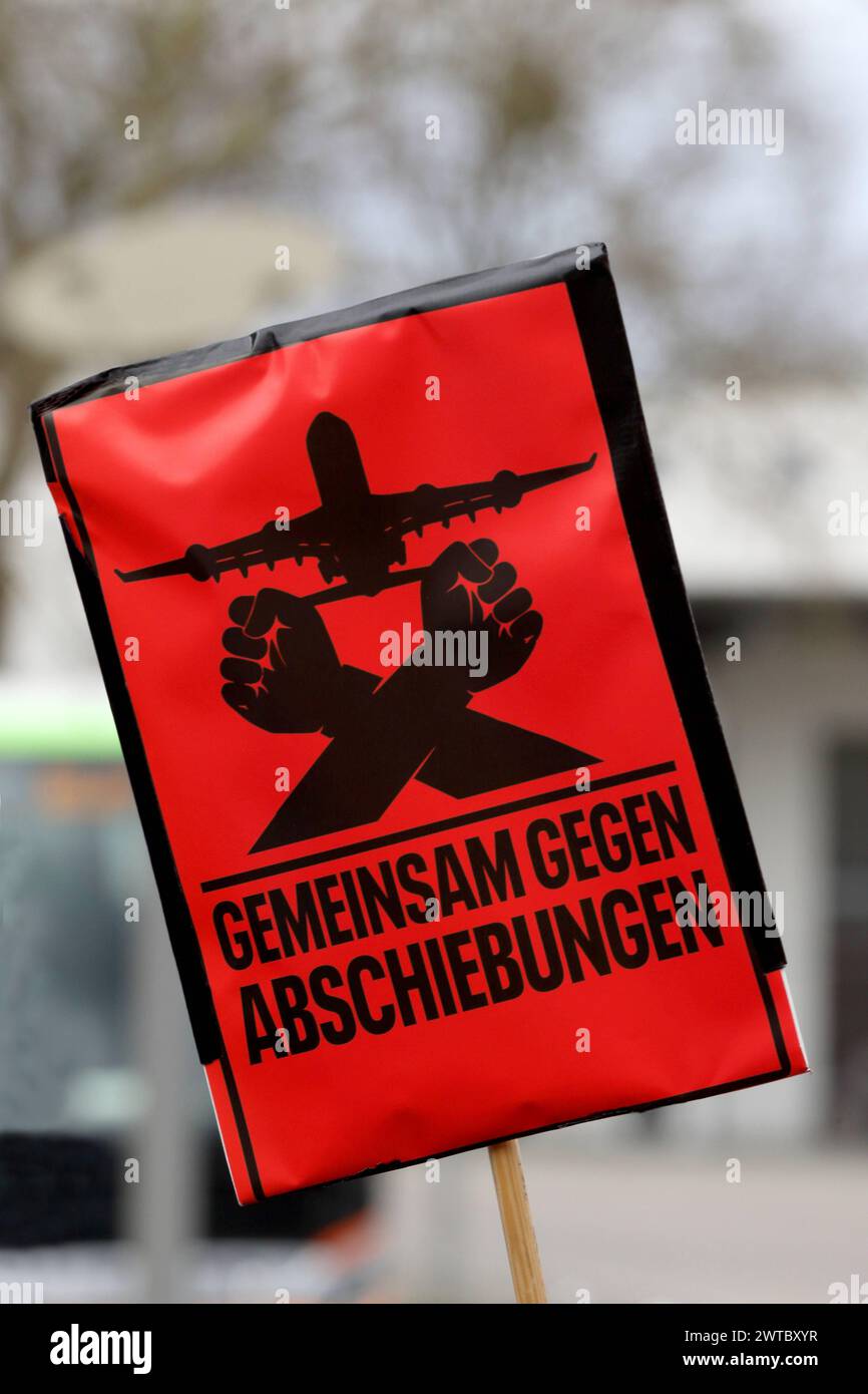 ZUSAMMEN GEGEN FASCHISMUS - Demo gegen Rechtsextremismus in Göttingen. DAS Bündnis gegen Rechts hatte zum zweiten mal zur démonstration aufgerufen, an der laut Polizeiangaben CA. 1,600 Personen teilgenommen haben - Gegen rechten Terror in Deutschland - Deutschland, GER, DEU, Allemagne, Göttingen, 16.03.2024 - Eine Vielzahl von Menschen demonstrieren in der Innenstadt von Göttingen gegen rechte Tendenzen in Deutschland. Hauptauslöser der zahlreichen Demonstrationen in ganz Deutschland gegen die AFD sind die Recherchen von CORRECTIV Recherchen für die Gesellschaft gemeinnützige GmbH. Demoschild : g Banque D'Images