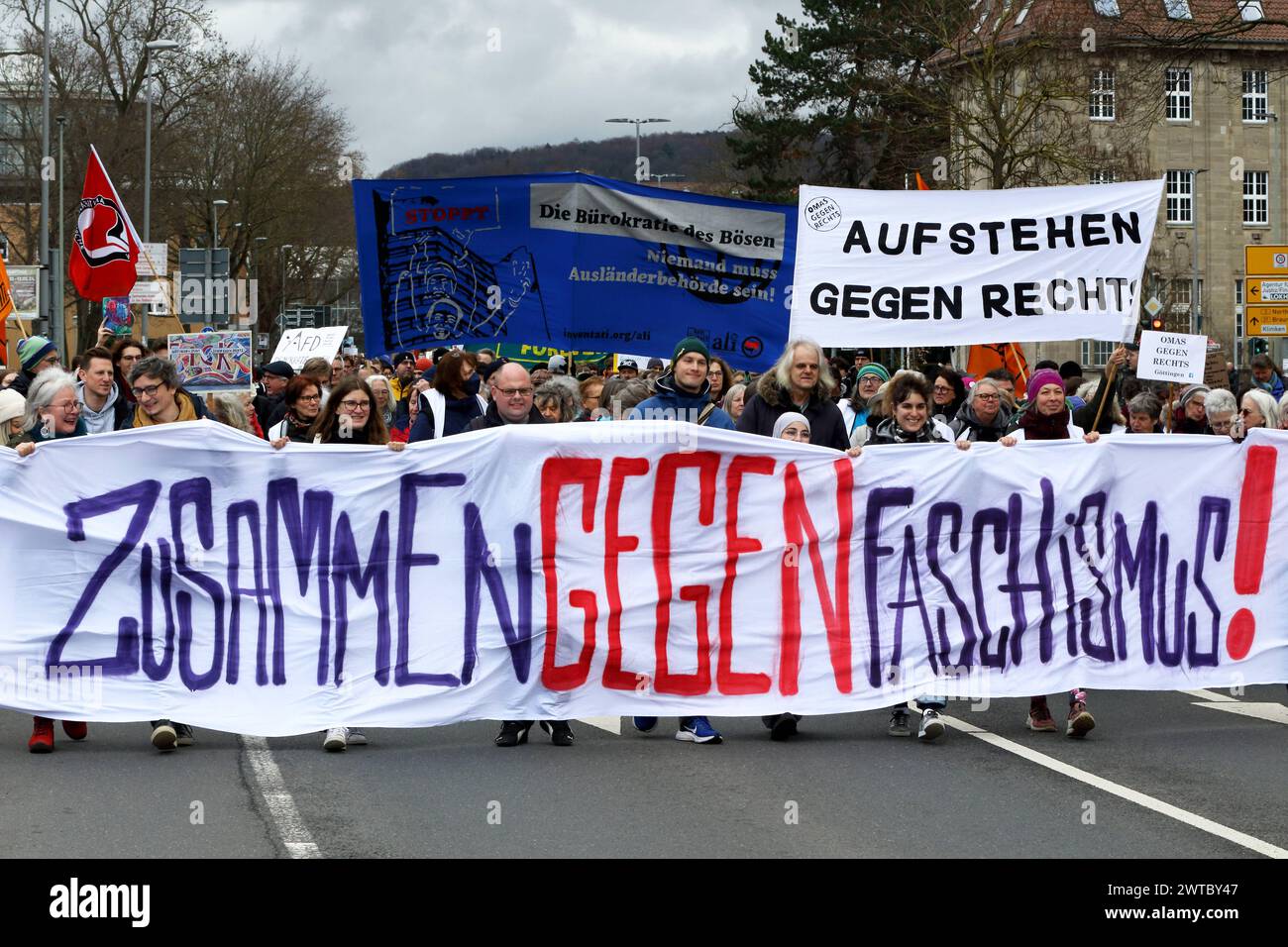ZUSAMMEN GEGEN FASCHISMUS - Demo gegen Rechtsextremismus in Göttingen. DAS Bündnis gegen Rechts hatte zum zweiten mal zur démonstration aufgerufen, an der laut Polizeiangaben CA. 1,600 Personen teilgenommen haben - Gegen rechten Terror in Deutschland - Deutschland, GER, DEU, Allemagne, Göttingen, 16.03.2024 - Eine Vielzahl von Menschen demonstrieren in der Innenstadt von Göttingen gegen rechte Tendenzen in Deutschland. Hauptauslöser der zahlreichen Demonstrationen in ganz Deutschland gegen die AFD sind die Recherchen von CORRECTIV Recherchen für die Gesellschaft gemeinnützige GmbH. Bannière : ZUSAM Banque D'Images