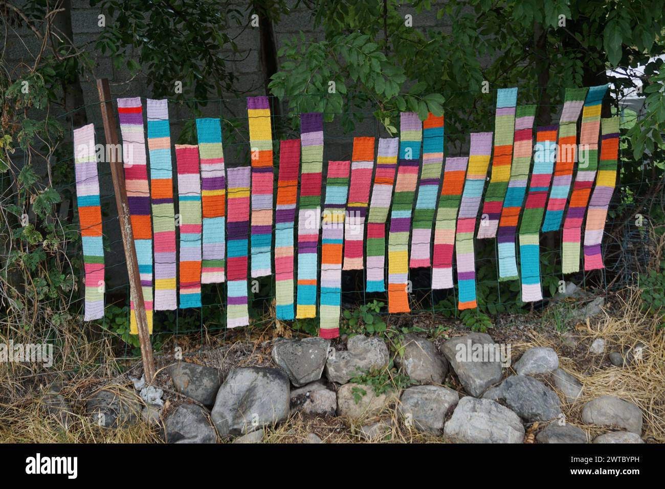 gros plan sur les bandes de laine colorées décorant une clôture dans les alpes, france Banque D'Images