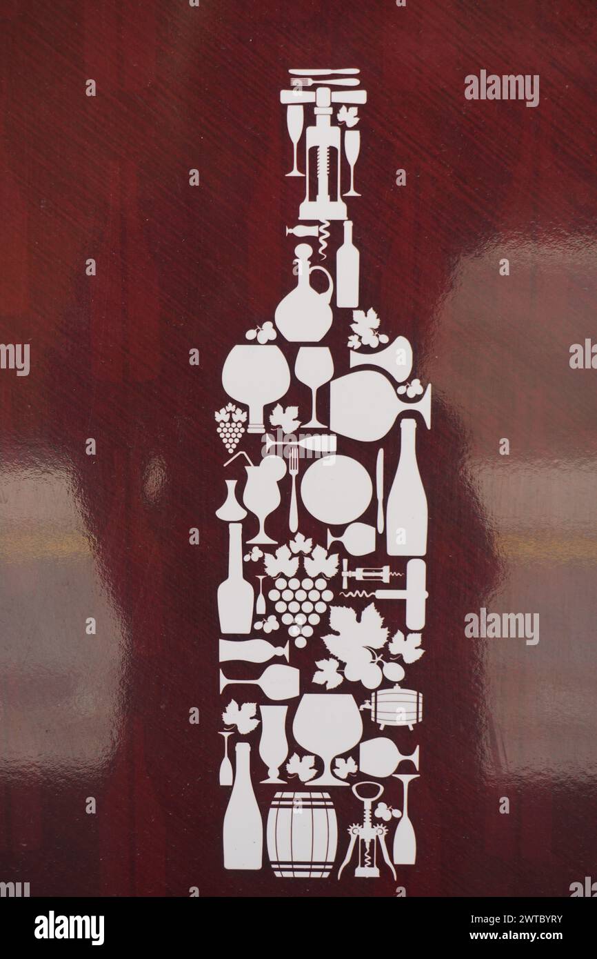 gros plan sur une peinture blanche d'une bouteille de vin faite d'objets de vin apparentés sur une fenêtre en verre en france Banque D'Images