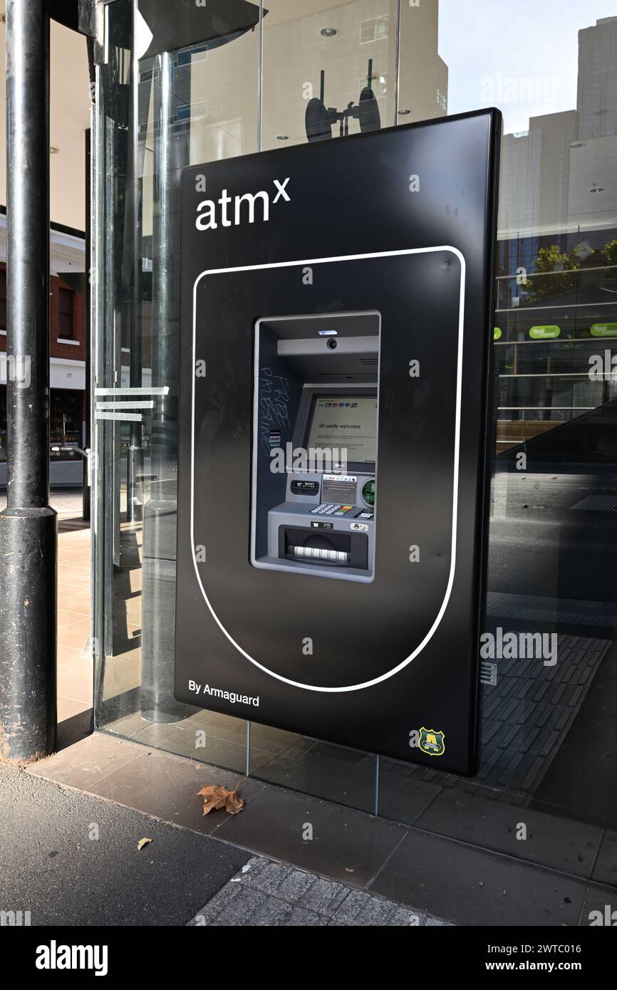Black ATM, exploité sous la marque ATMx d'Armaguard, avec des messages de soutien aux Palestiniens figurant sur le guichet automatique Banque D'Images