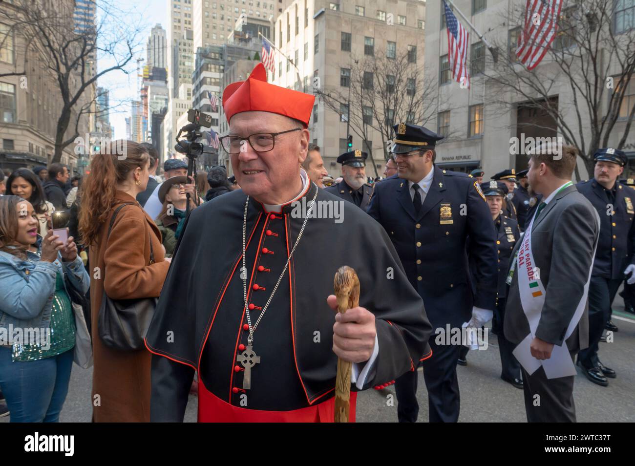 New York, États-Unis. 16 mars 2024. L’archevêque de New York, le cardinal Timothy Dolan (C) salue les marcheurs dans les préparatoires Patrick's Day Parade le long de la 5e Avenue. Crédit : SOPA images Limited/Alamy Live News Banque D'Images