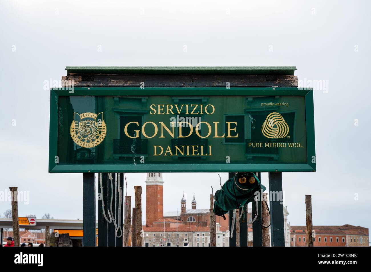 Venise, Italie- 26 février 2023 : panneau pour Danieli Gondola Service à Venise Banque D'Images