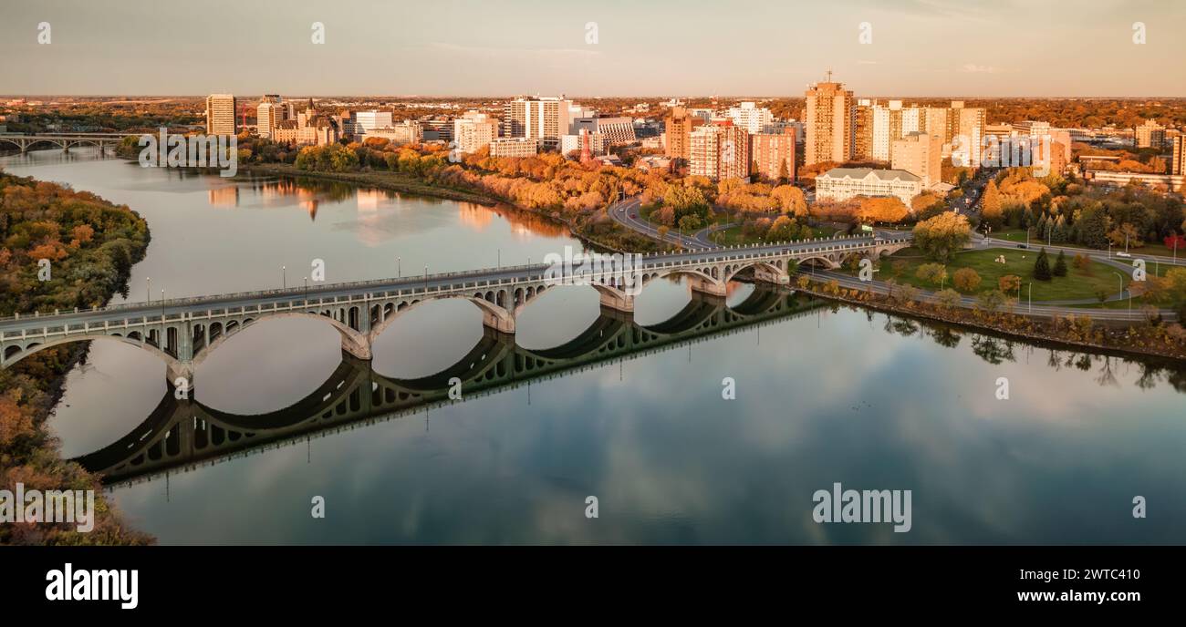 Une antenne d'un pont sur la rivière Saskatchewan avec la ville en arrière-plan à Saskatoon, SK, Canada Banque D'Images