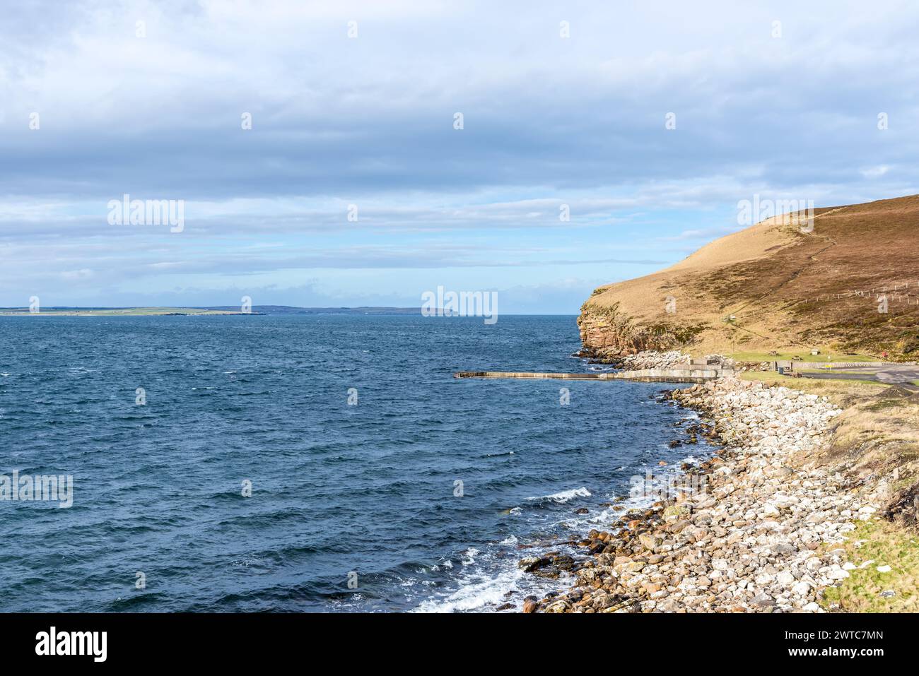 Falaises pittoresques près de Dunnet Head, à Caithness, sur la côte nord de l'Écosse, le point le plus septentrional du continent de la Grande-Bretagne. Dwarwick Pier Banque D'Images