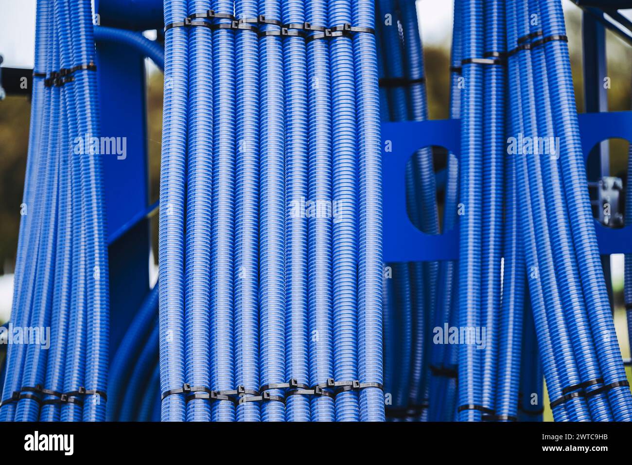 Gros plan sur les tuyaux bleus d'un pulvérisateur - équipement agricole Banque D'Images