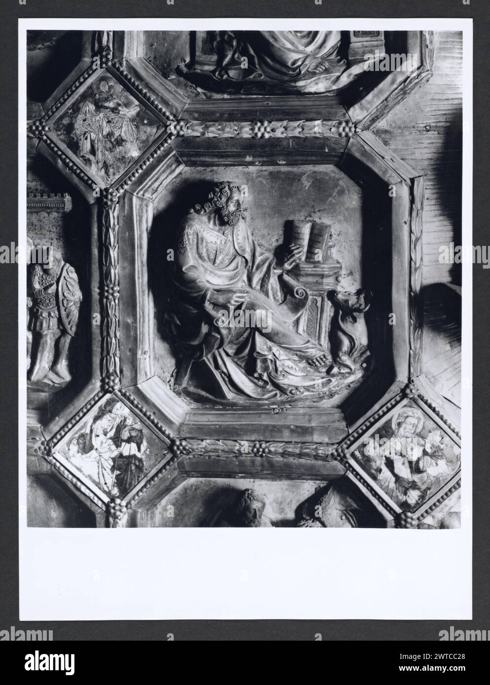 Abruzzo Teramo Teramo S. Berardo, Cathédrale 4. Hutzel, Max 1960-1990 vues extérieures principalement de la façade : portes et portail sculpté par Deodatus ; aussi vues du clocher, du croisement et du dôme. Vues intérieures de la nef restaurée (XIIe siècle) : chapiteaux, sculpture en bas-relief et bassins d'eau sacrée. Chœur (XIVe siècle) : le toit, un chandelier pascal et une chaire ; aussi de nombreuses vues d'un autel en argent (1433-1438) avec des scènes de la vie du Christ et de sa passion. Sacristie : (XVIe siècle) retable, peintures et meubles en bois sculptés. Chapelle baroque de S. Berardo (17ème ec Banque D'Images