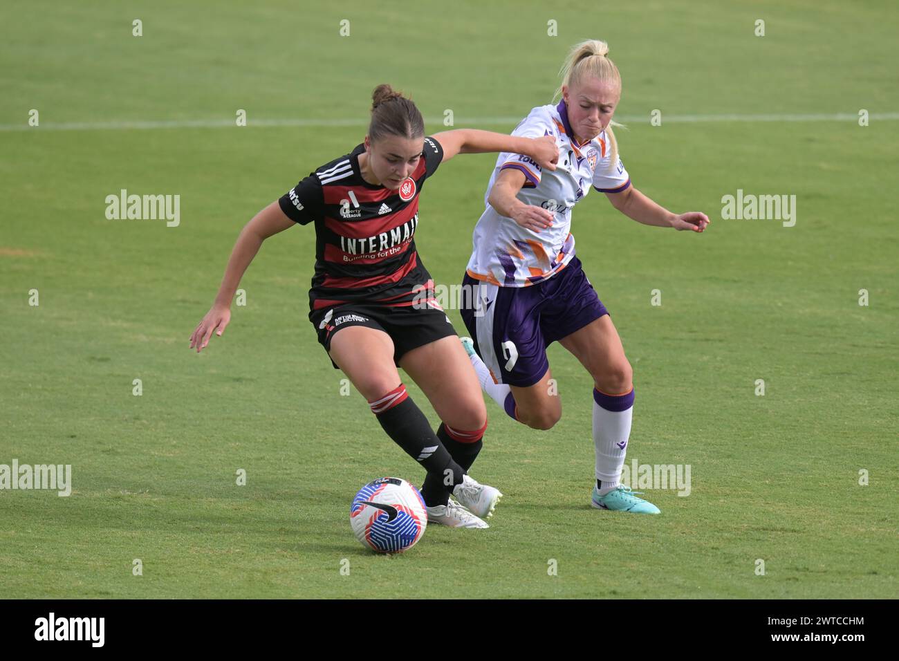 Rooty Hills, Australie. 16 mars 2024. Amy Chessari (G) du Western Sydney Wanderers FC et Millie Laura Farrow (d) du Perth Glory FC rencontrées lors du match de Liberty A-League entre Perth Glory et Western Sydney Wanderers FC au Wanderers Football Park. Score final ; Perth Glory 1:2 Western Sydney Wanderers FC. Crédit : SOPA images Limited/Alamy Live News Banque D'Images