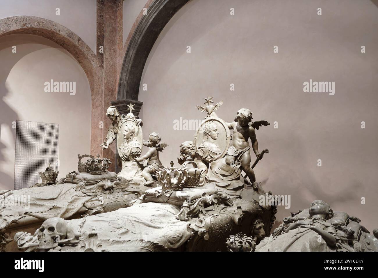 Vienne, Autriche. Crypte des capucins - le lieu de sépulture des Habsbourg à Vienne. Cercueils rococo des enfants de Maria Theresa Banque D'Images