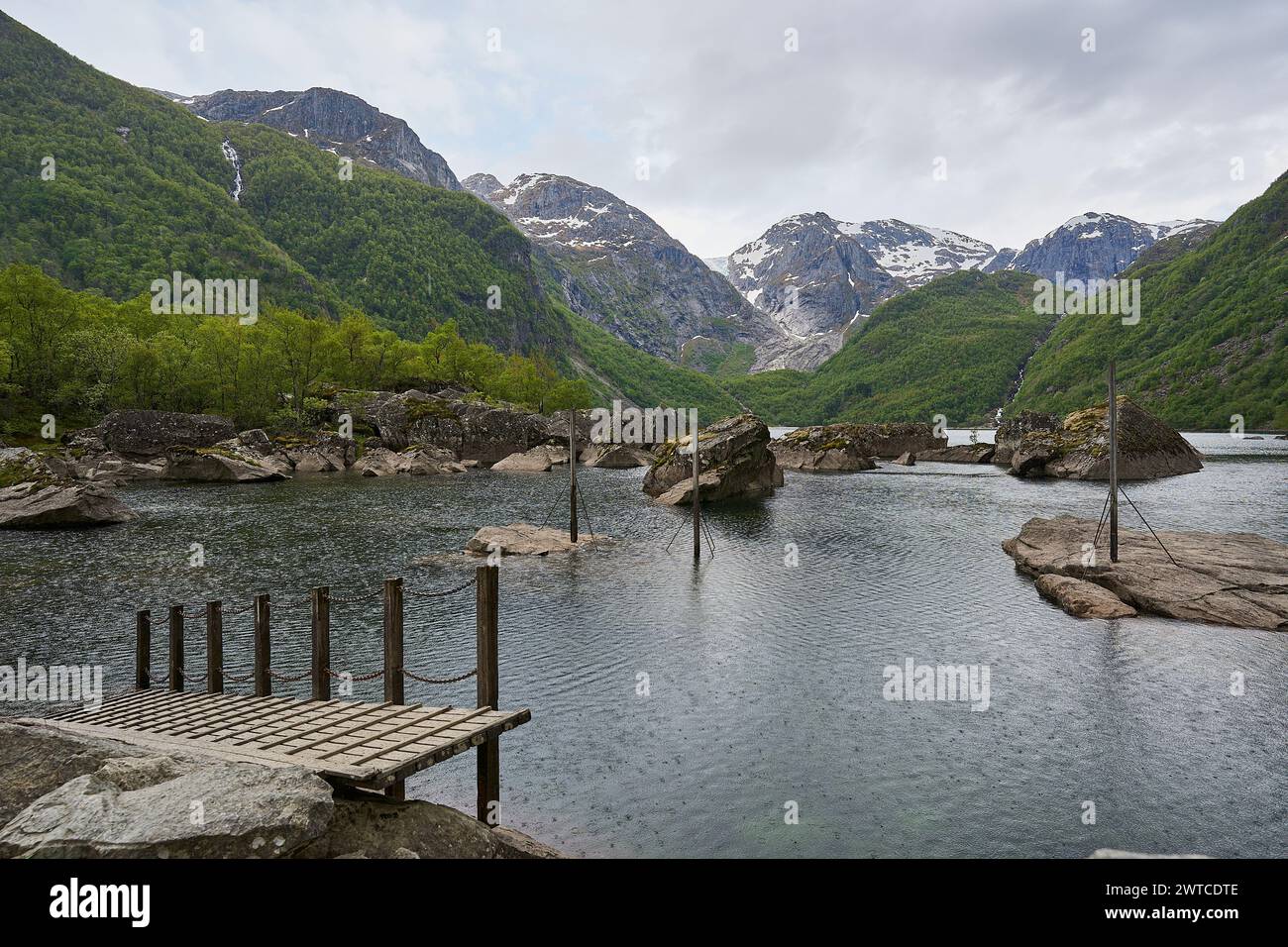 Magnifique lac de montagne Bondhus Vatnet au pied d'un glacier bleu dans les hautes terres de Norvège, destination de voyage populaire pour les amoureux de la nature et de la randonnée Banque D'Images