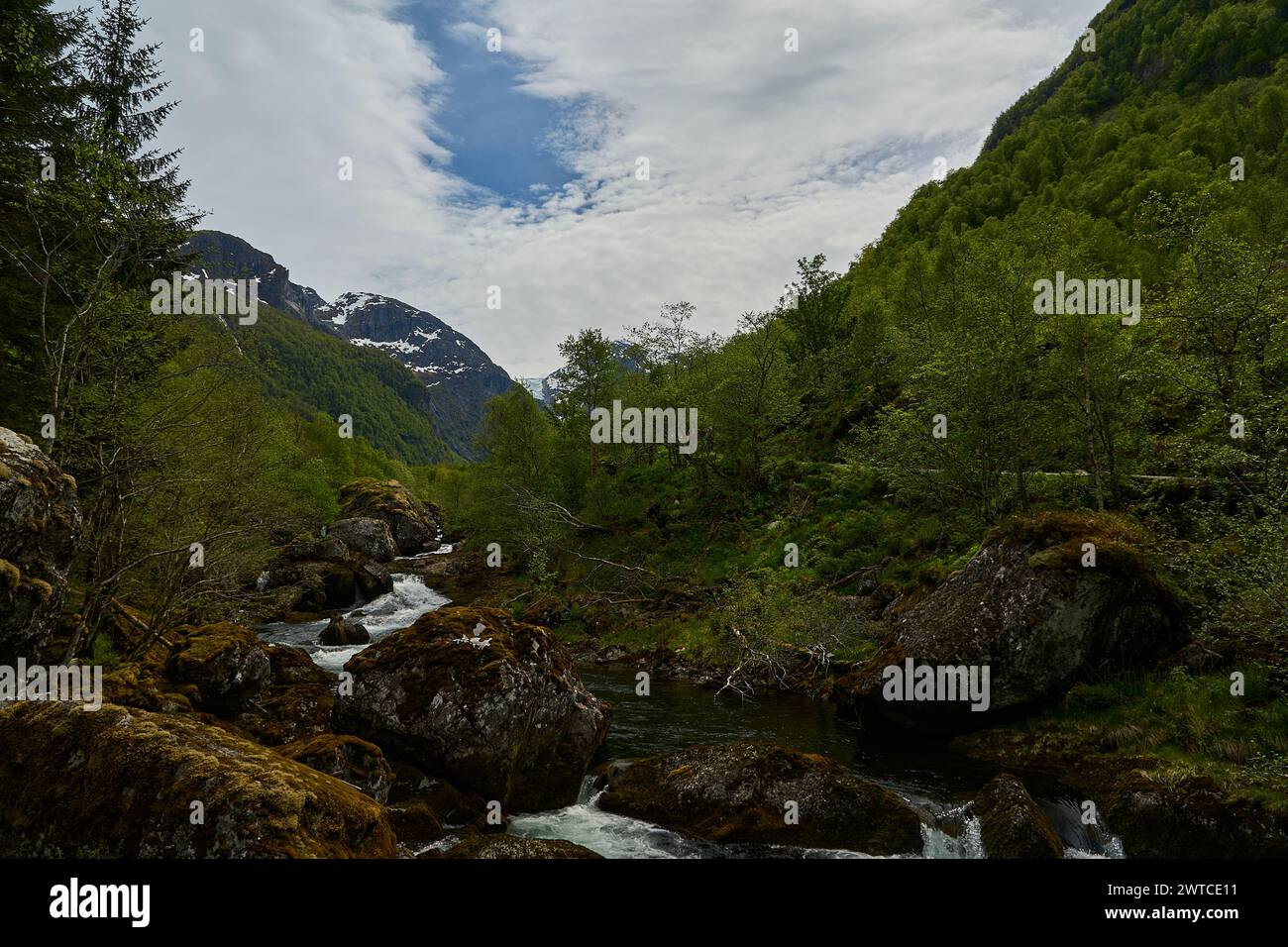 Cascade le long du sentier de randonnée vers le magnifique lac Bondhus Vatnet dans les hautes terres de Norvège, destination de voyage populaire pour les amoureux de la nature et Banque D'Images