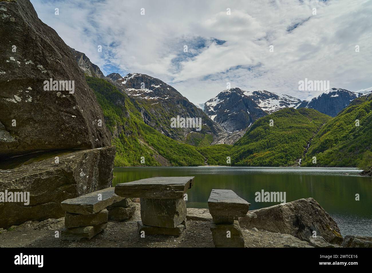 Sentier de randonnée vers le magnifique lac Bondhus Vatnet dans les hautes terres de Norvège, destination de voyage populaire pour les amoureux de la nature et les randonneurs. Banque D'Images