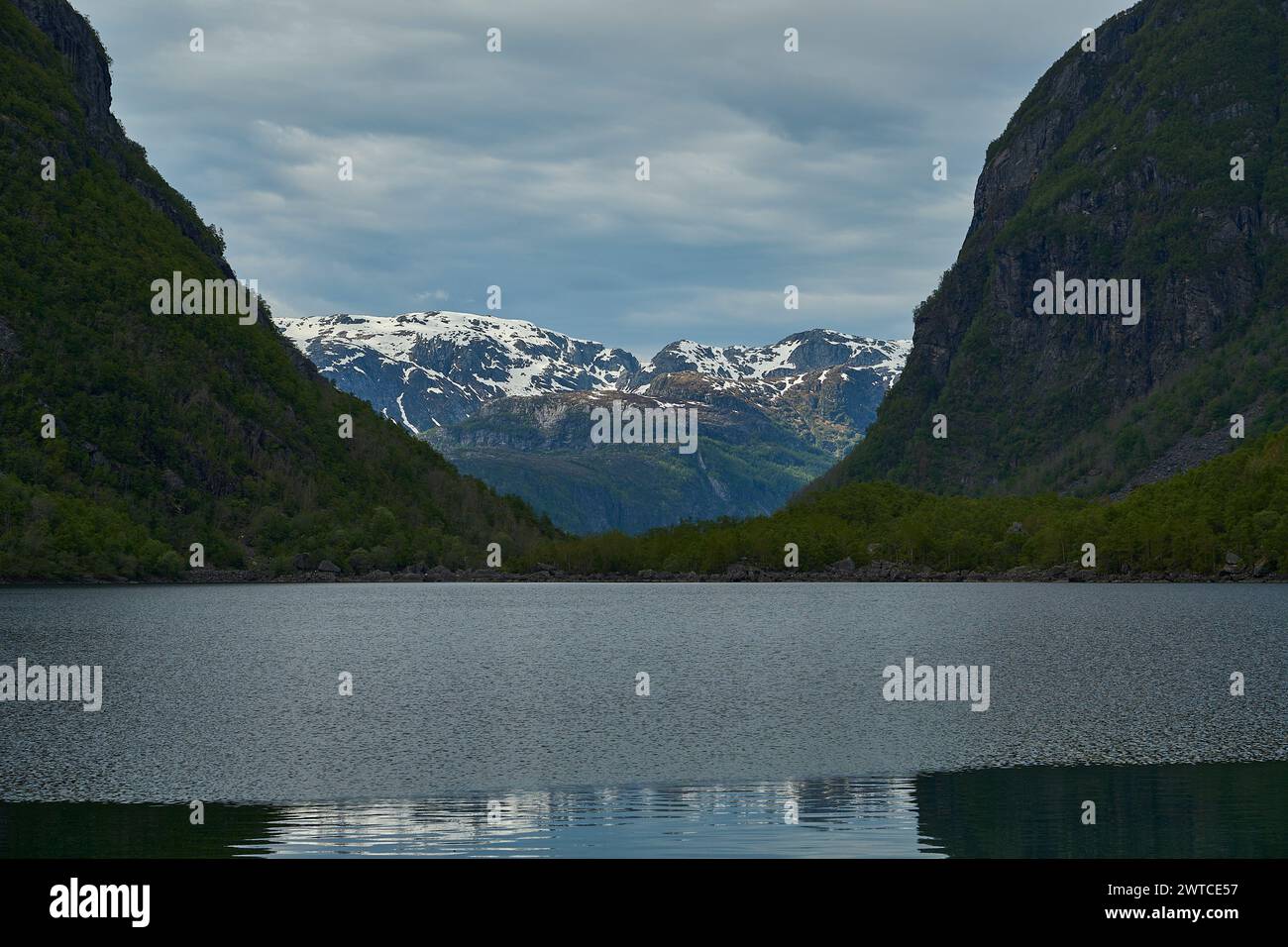 Magnifique lac de montagne Bondhus Vatnet au pied d'un glacier bleu dans les hautes terres de Norvège, destination de voyage populaire pour les amoureux de la nature et de la randonnée Banque D'Images