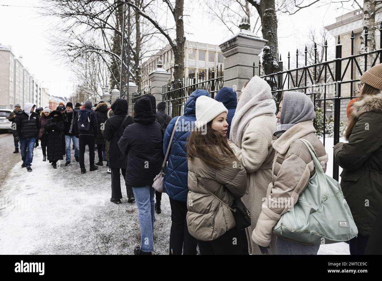 Helsinki, Finlande. 17 mars 2024. Des personnes faisant la queue pour voter devant l'ambassade de Russie à Helsinki, en Finlande, le 17 mars 2024. Le vote de l'élection présidentielle russe en Finlande a lieu aujourd'hui dans les locaux de l'ambassade de Russie. (Photo de RONI REKOMAA/LEHTIKUVA/Sipa USA) crédit : Sipa US/Alamy Live News Banque D'Images