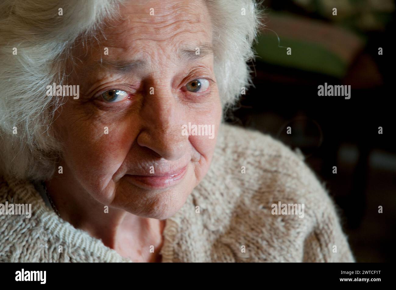 Portrait de vieille femme regardant la caméra. Voir de très près. Banque D'Images