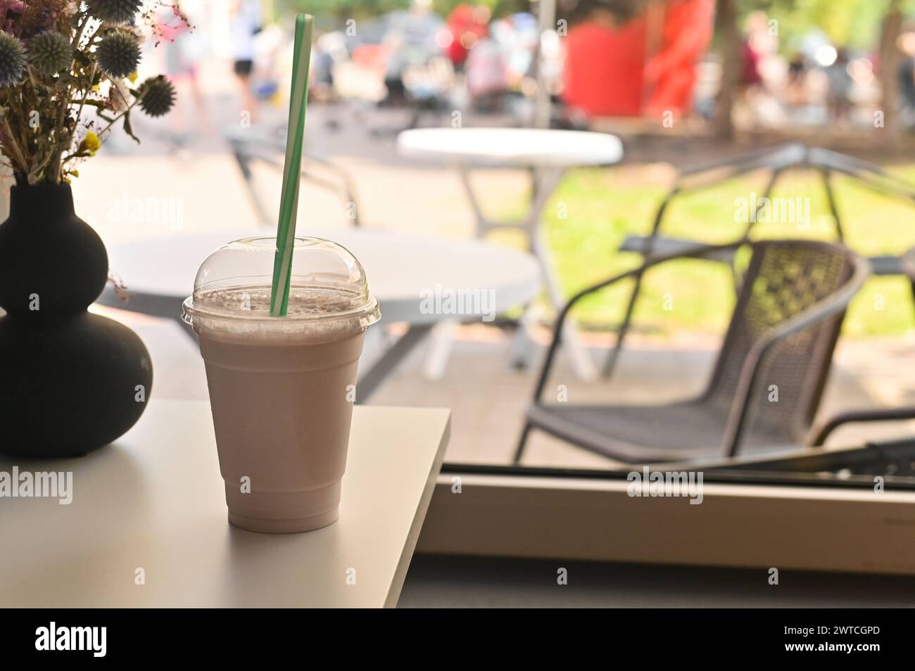 un milkshake dans un verre sur la table Banque D'Images