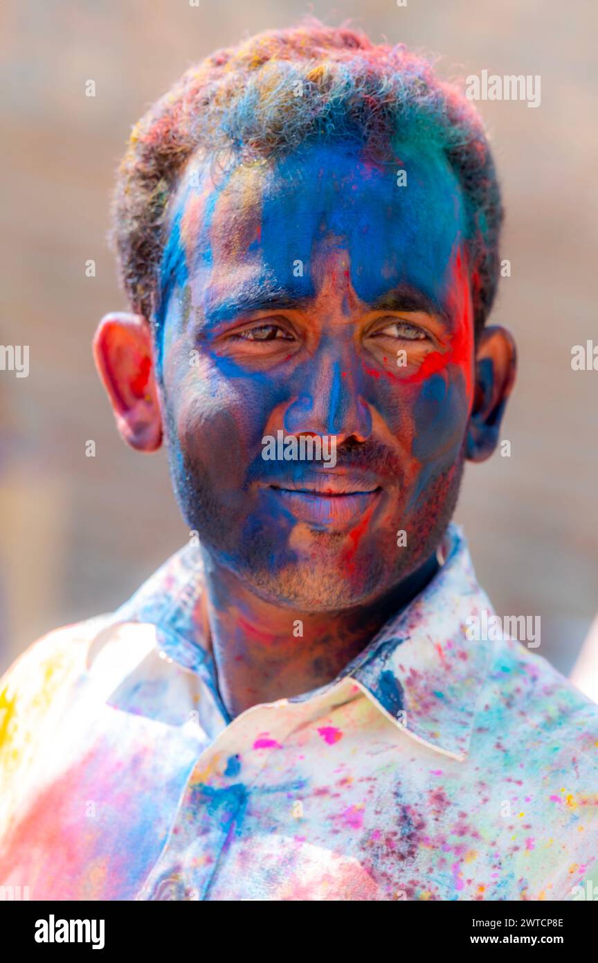 Les habitants des zones rurales célèbrent le festival holi au Pendjab , au Pakistan Banque D'Images