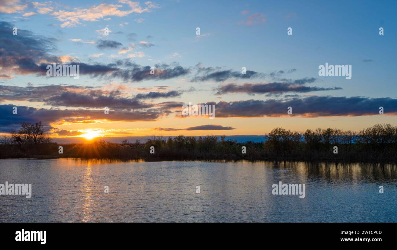 Beau paysage avec coucher de soleil par le petit lac Banque D'Images