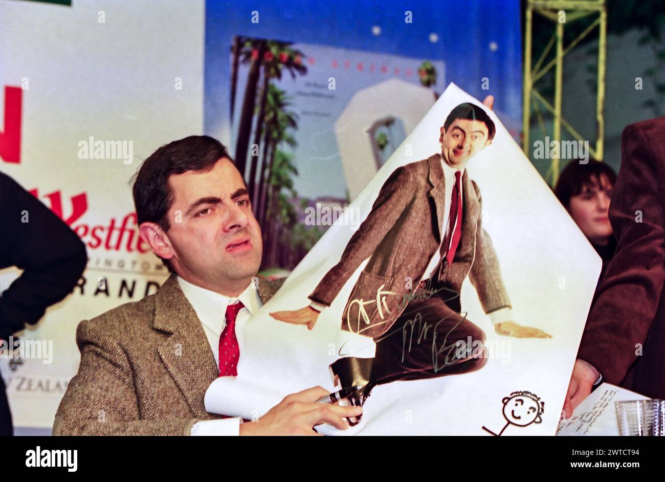 Le comédien britannique Rowan Atkinson faisant une apparition en magasin sous le nom d'IMR Bean Sydney Australia 1995, signant des autographes, des portraits. Banque D'Images