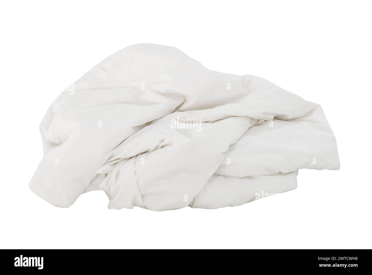 Boule de couverture blanche froissée ou des vêtements de lit dans la chambre d'hôtel laissés désordonnés et sales après l'utilisation de l'invité pendant la nuit est isolé sur fond blanc avec clip Banque D'Images