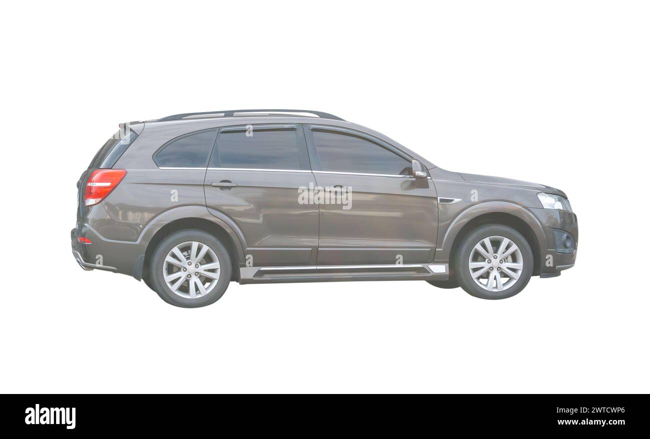 La vue latérale de la voiture SUV grise ou noire est isolée sur fond blanc avec chemin de détourage. Banque D'Images