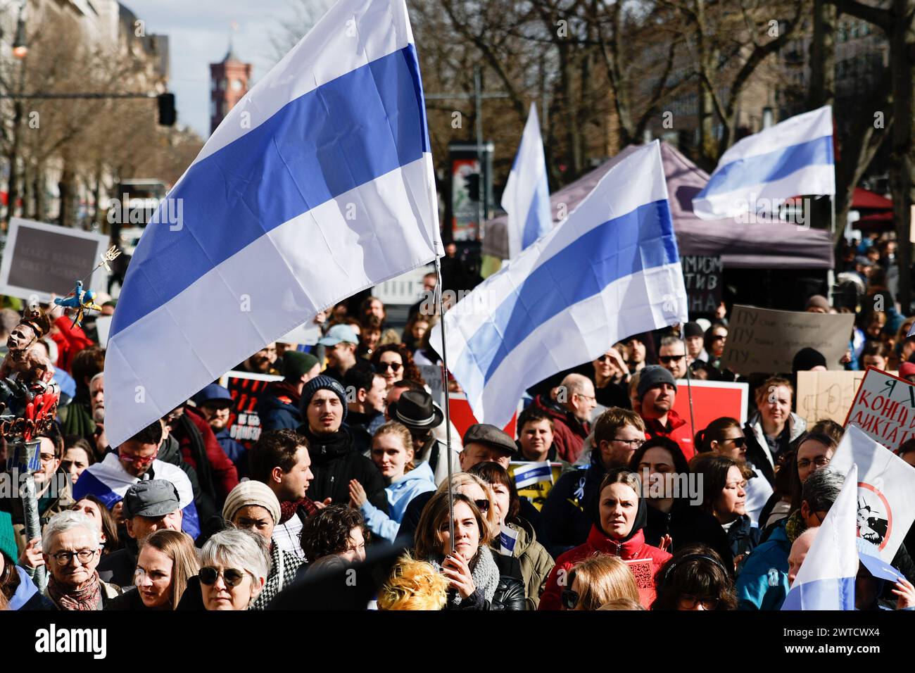 Berlin, Allemagne. 17 mars 2024. Les participants à la manifestation "Stop Poutine, guerre, mensonges et répression" organisée par l'alliance "démocratie - Oui" protestent contre la politique du président Poutine, les mensonges et la répression en Russie devant l'ambassade de Russie un mois après la mort du critique du Kremlin Navalny. Crédit : Carsten Koall/dpa/Alamy Live News Banque D'Images