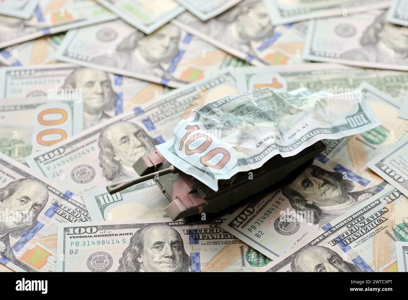 Réservoir sur des billets de cent dollars froissés. Contexte du financement de la guerre et du prix de soutien militaire pour les États-Unis d'Amérique Banque D'Images