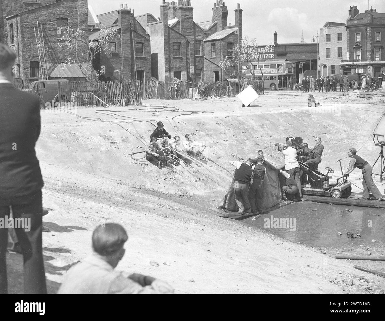 Tournage du PASSEPORT comique EALING POUR PIMLICO 1949 sur place dans un grand site de bombe à Lambeth réalisateur HENRY CORNELIUS scénario T.E.B. CLARKE musique GEORGES AURIC Ealing Studios Banque D'Images