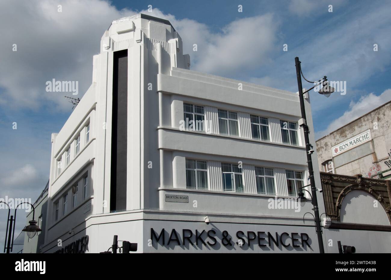 Bel immeuble au-dessus de Marks & Spencer's, Brixton Road, Brixton, Londres, Royaume-Uni; fini stuc blanc ; signez pour BonMarche un autre grand magasin. Banque D'Images